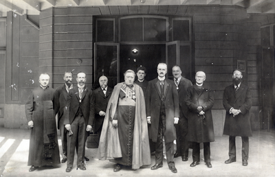 98737 Groepsportret van enkele beschermheren en leden van het uitvoerend comité van het 'Utrechtsch Comité tot ...